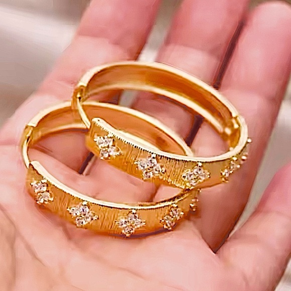 🌹 Luxury big gold hoops with crystal cluster clovers logo~ LV 3.8D - Picture 3 of 3